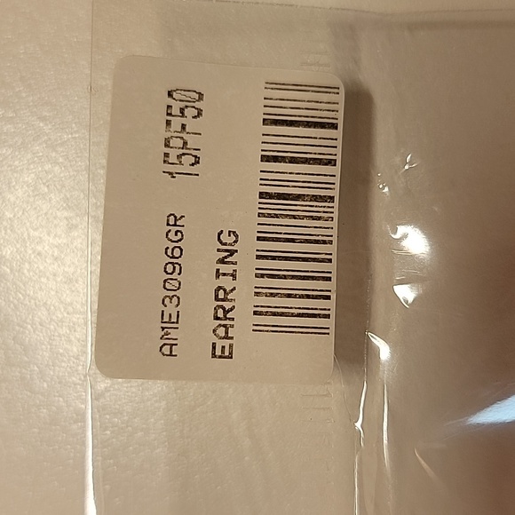 NWT AUDREY L Bold Green Crystal Hoops - Picture 5 of 5